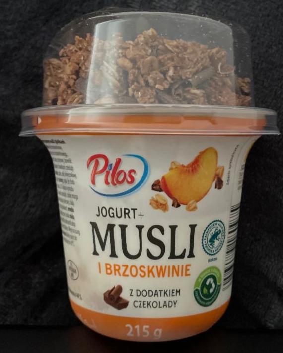 Фото - Jogurt+ musli i brzoskwinie z dodatkiem czekolady Pilos