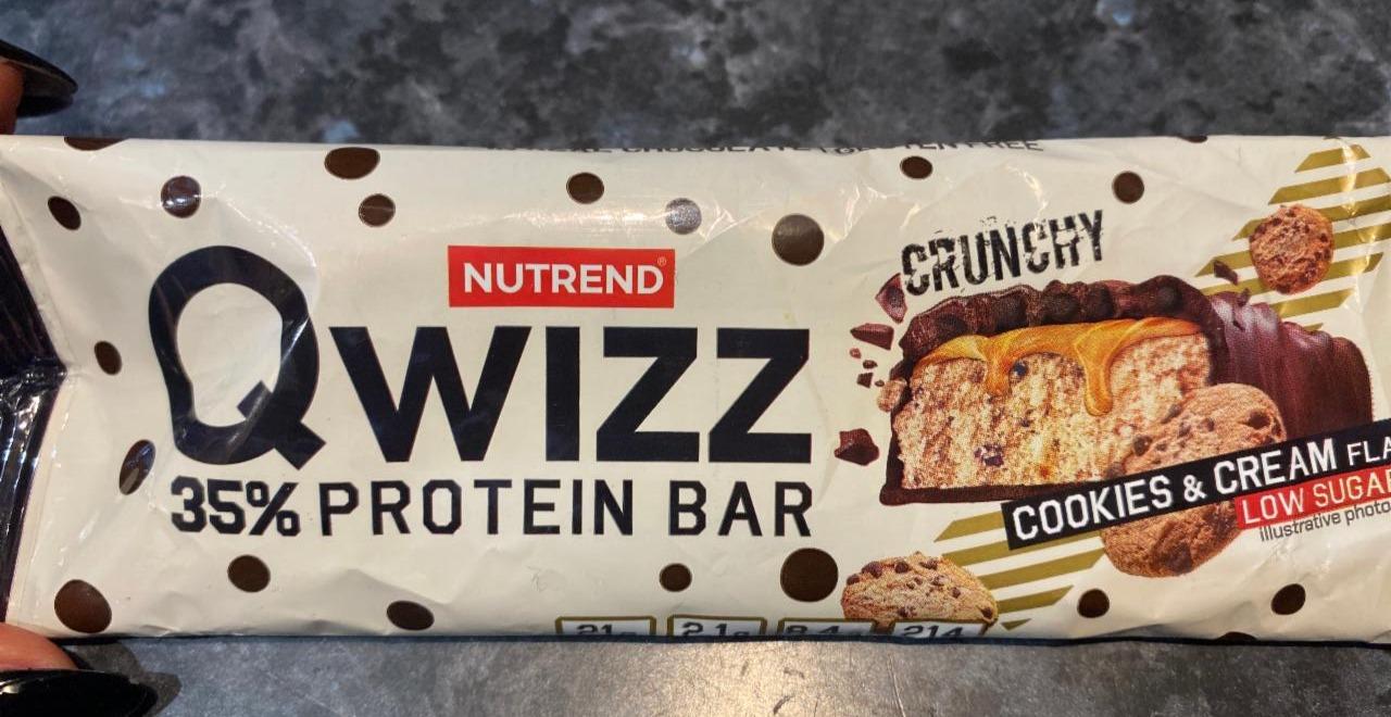 Фото - Qwizz 35% protein bar cookies & cream flavour Nutrend