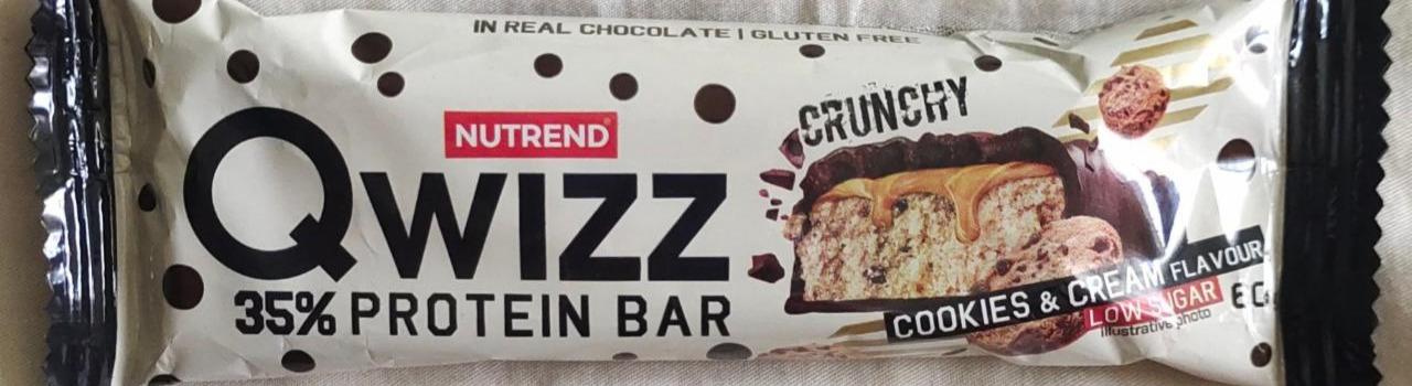 Фото - Qwizz 35% protein bar cookies & cream flavour Nutrend