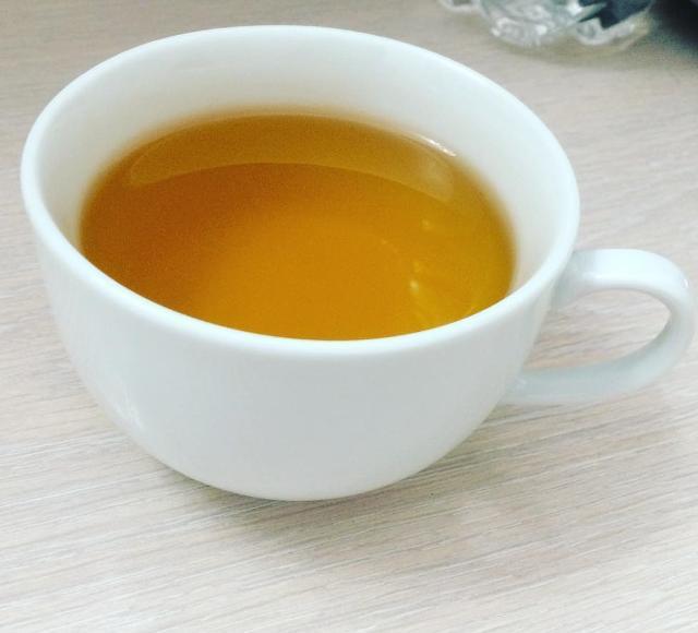 Чай с лимоном калории с сахаром. Зеленый чай с сахаром. Чай с лимоном калорийность. Зелёный чай с лимоном калорийность. Чай с лимоном белки жиры углеводы.