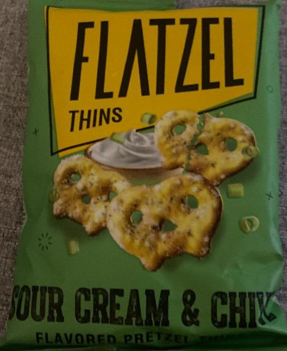 Фото - Sour cream & chive flavored pretzel thins Flatzel Thins