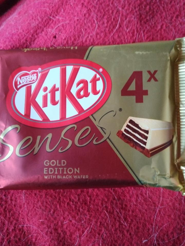 Фото - шоколад Senses Gold edition with black wafer KitKat