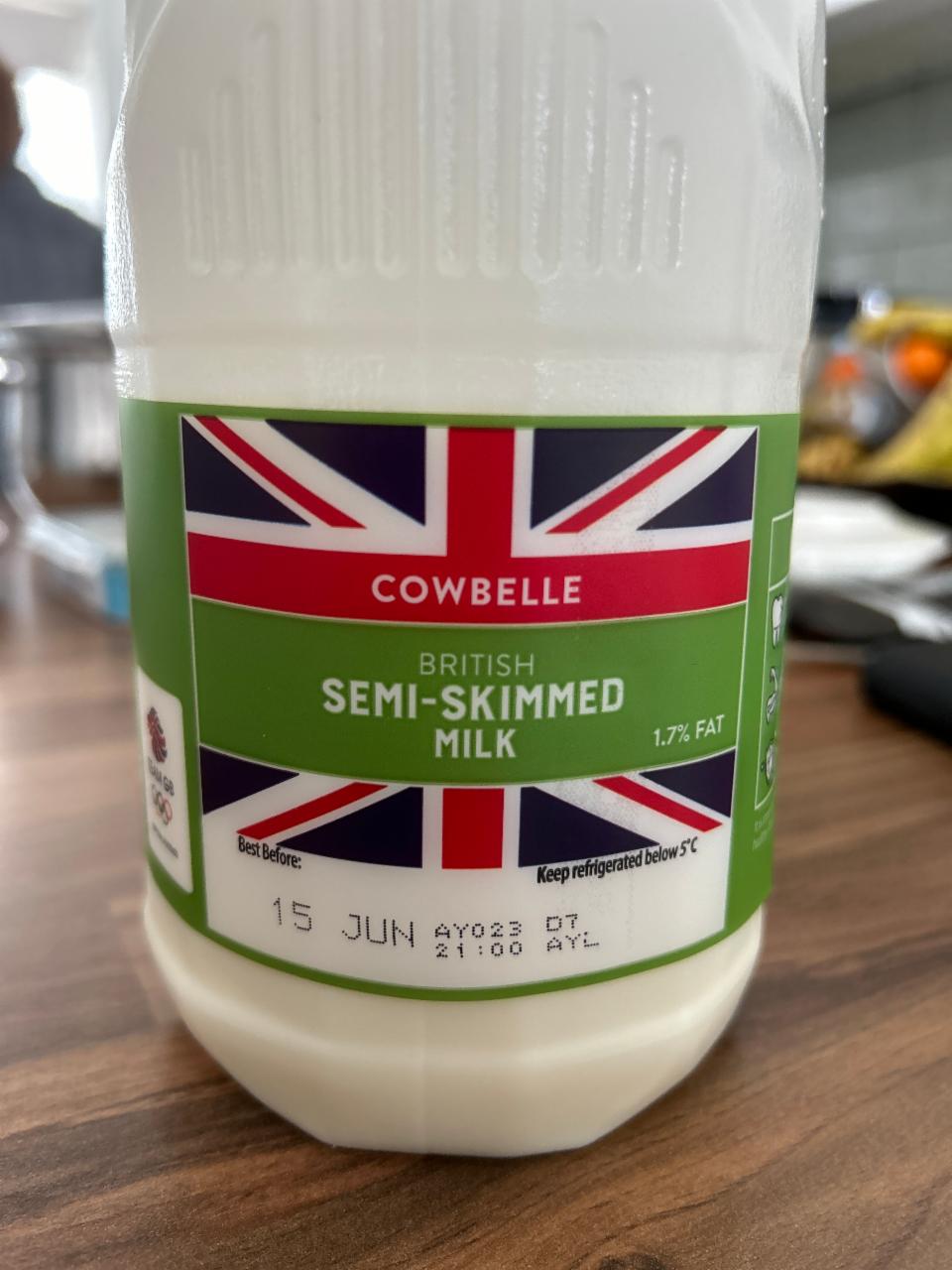 Фото - British Semi-Skimmed Long Life Milk Cowbelle