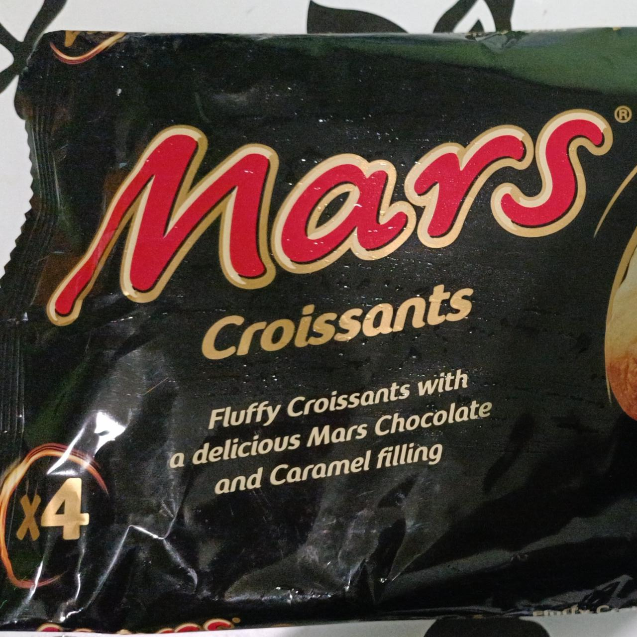 Фото - Croissants fluffy with a delicious chocolate and cfrfmel filling Mars